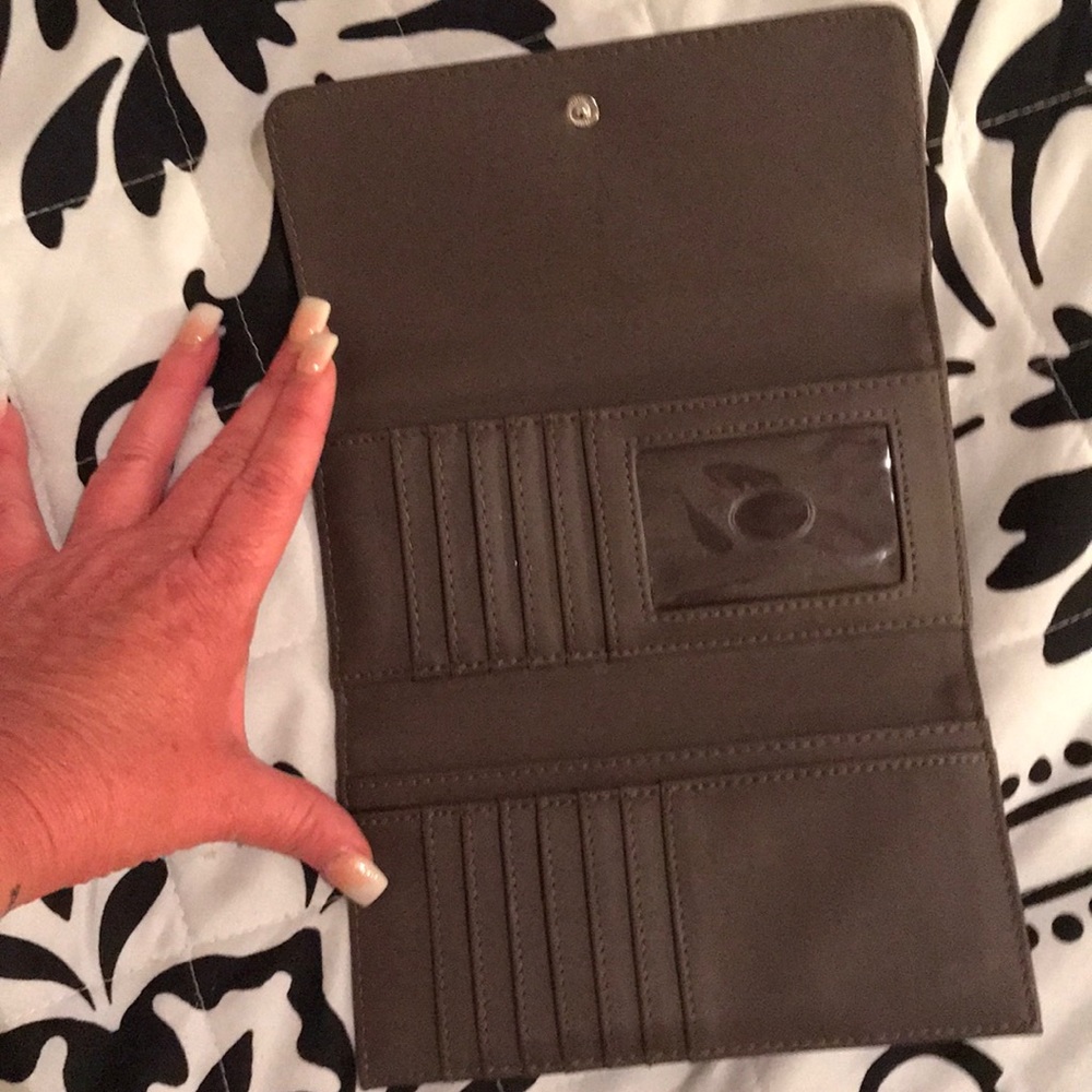 Guess Wallet - Picture 2 of 4
